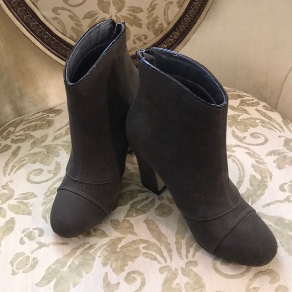 ❌CLEARANCE❌ CHELSEA CREW Suede Booties - Picture 1 of 8